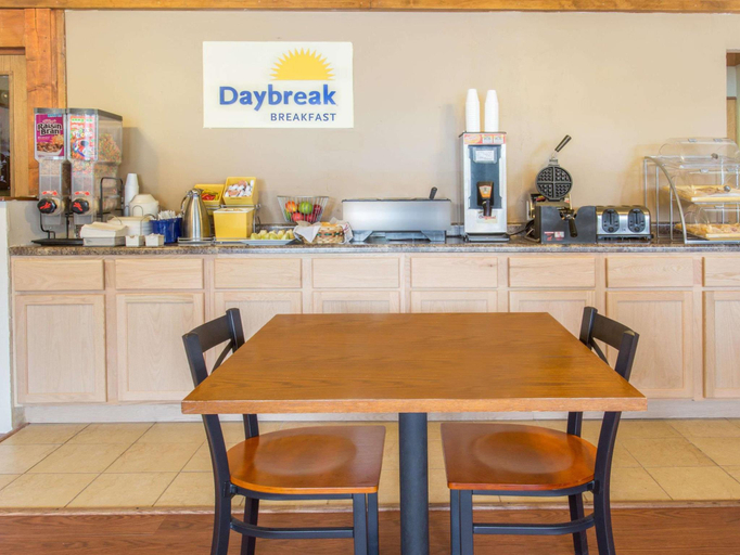 Food & Drinks 4, Days Inn by Wyndham Sheboygan/The Falls, Sheboygan
