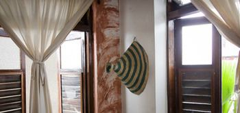 Others 3, Zenji Hotel, Mjini