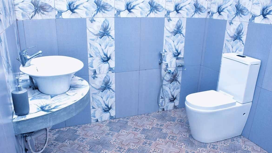 Bathroom, Hotel Aram, Akmeemana