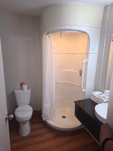 Bathroom 4, Super 7 INN, Jasper