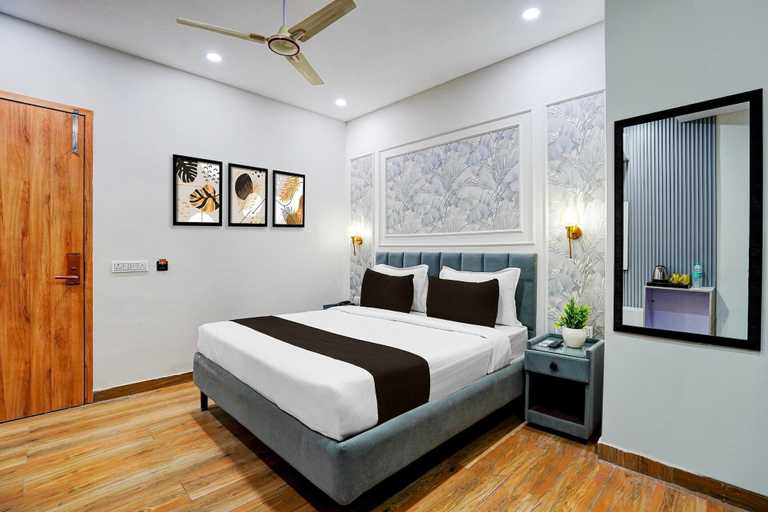 Room 4, Townhouse Oak Sector 18 Metro Station, Gautam Buddha Nagar