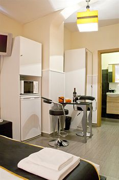 Others 3, Hostal Oxum, Madrid