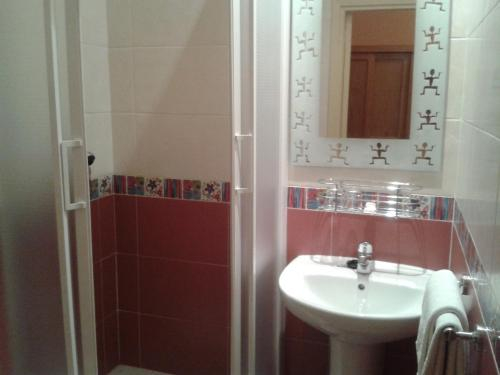 Bathroom 5, Hostal Don Alfonso, Madrid