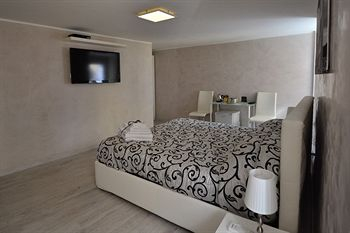Others 5, Black And White Suite, Rome
