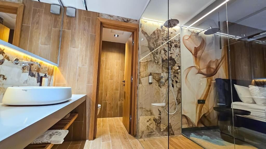 Bathroom 5, Bucura Hotel & Spa, Calimanesti