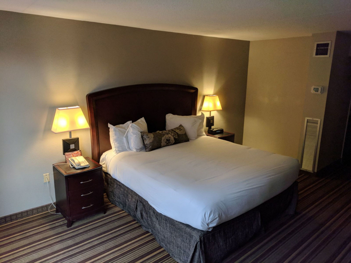 Bedroom 1, The Avalon Hotel and Conference Center, Erie