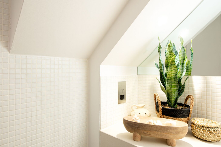 Bathroom, 위 스위트48, Plymouth