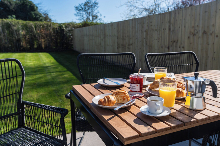 Outdoor dining 4, Woodstock - 3 Bed Luxury Bungalow House, Worcestershire