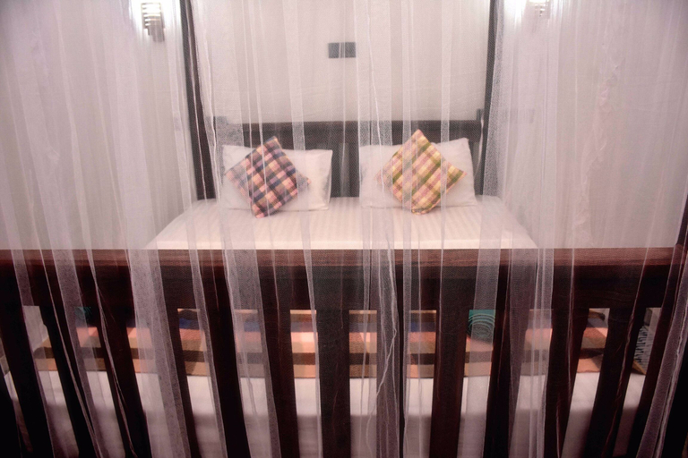 Others 5, Hotel Aram, Akmeemana
