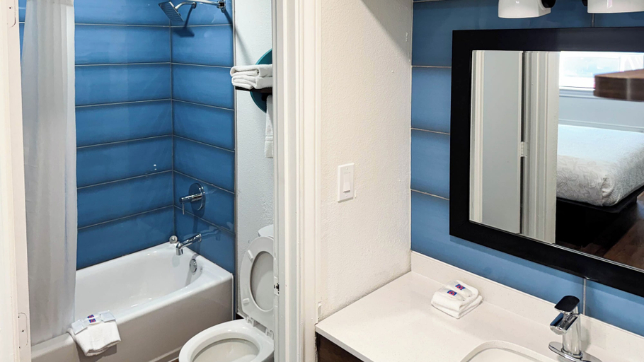 Bathroom, Motel 6 Galveston, TX - Beach/Seawall, Galveston