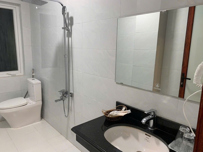 Bathroom, Duc Trung Hotel CB by Bayluxury, Cao Bằng