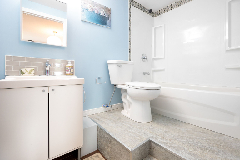 Bathroom 3, Lily's garden, Queens