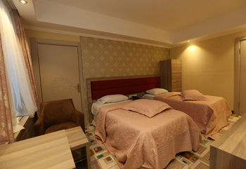 Others 3, Mora Hotel, Merkez