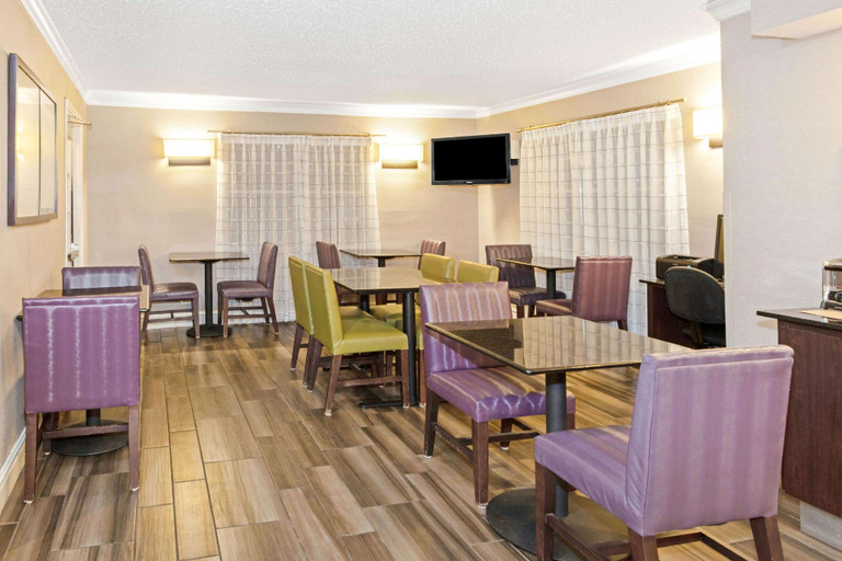 Food & Drinks 5, La Quinta Inn Wichita, Wichita