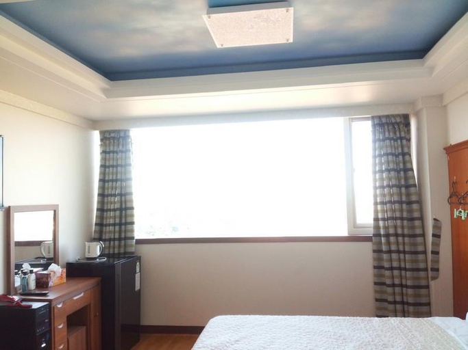 Bedroom 3, Seongsanpo Sky Hotel, Seogwipo