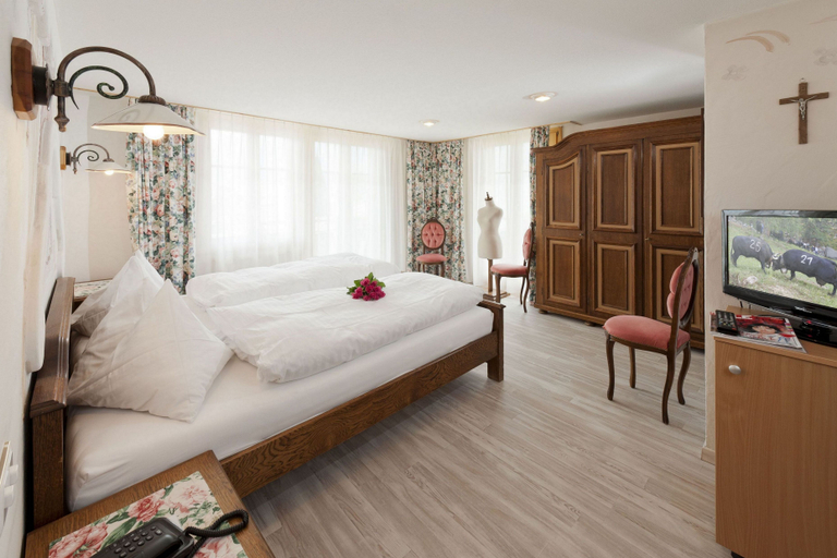 Bedroom 5, Hotel Walliserhof, Visp