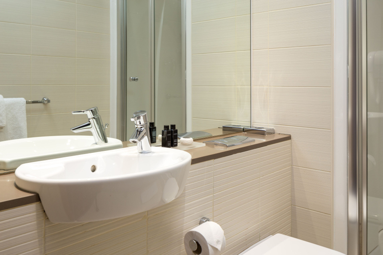 Bathroom 3, Roomzzz Leeds City Centre, Leeds