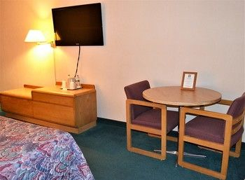 Guestroom 4, Travelodge Hurley, Iron