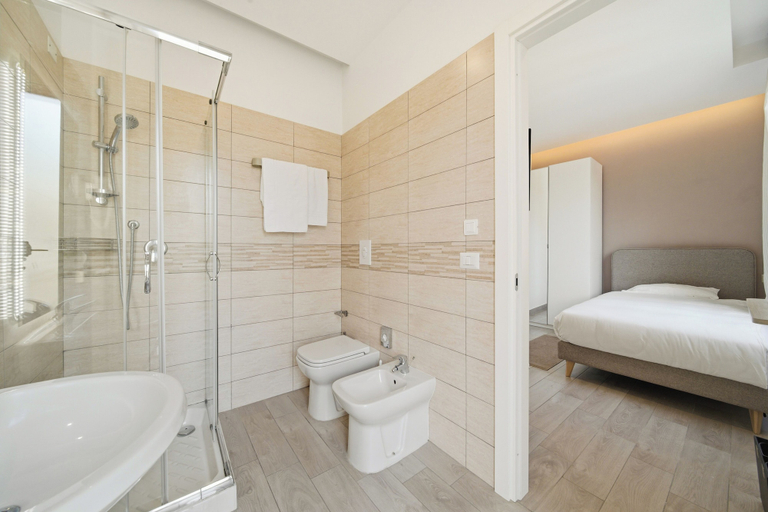 Bathroom 4, Alpha Domus 15, Napoli