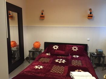Others 2, Hostal Oxum, Madrid