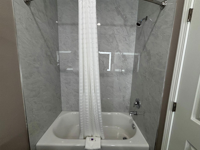 Bathroom 4, Studio 6 – Giddings, Tx, Lee