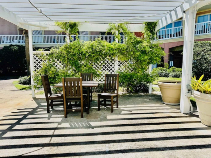Outdoor dining 2, Sandy Seawall Escape Resort, Galveston