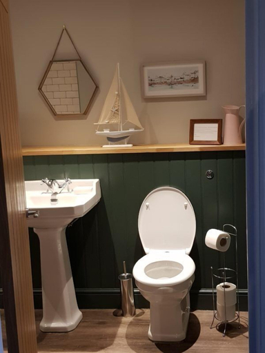 Bathroom 3, The Golden Lion Hotel, Dorset