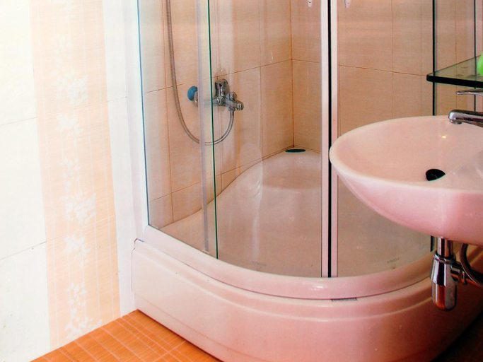 Bathroom, RedDoorz near Nha Trang Beach, Nha Trang