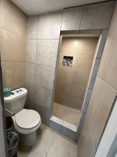 Bathroom, Royal Inn, Karnes