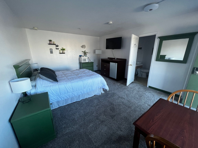 Bedroom 5, The Kenai Inn, Kenai Peninsula
