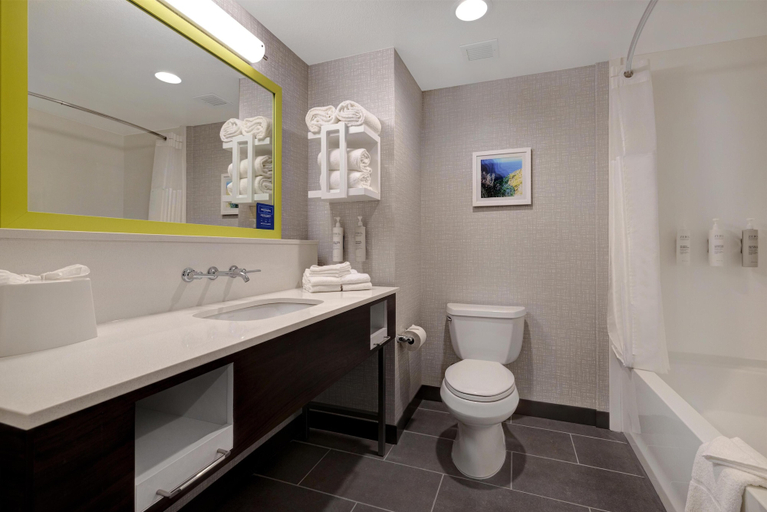 Bathroom 4, Hampton Inn & Suites Marina, Monterey