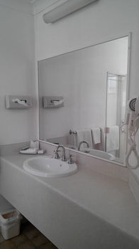 Bathroom 2, Branxton House Motel, Cessnock