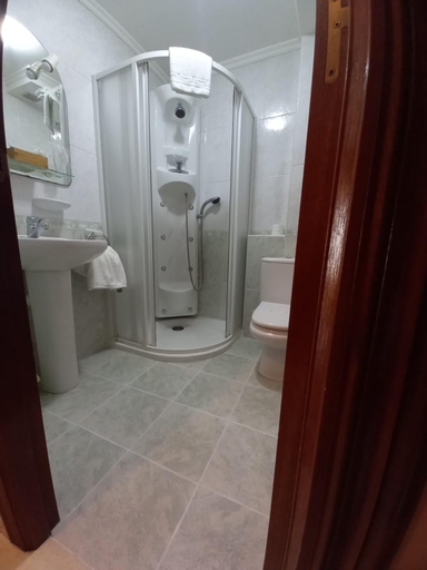 Bathroom 5, Hotel Restaurante Oviedo, Asturias