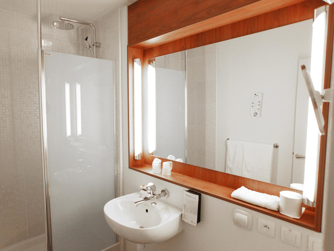 Bathroom, Brit hôtel Confort Ampaline Périgueux Est, Dordogne