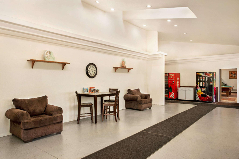 Public Area 2, Travelodge by Wyndham Guernsey, Platte