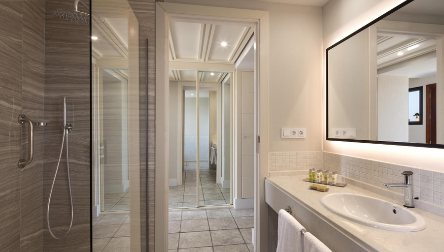 Bathroom 5, DoubleTree by Hilton Islantilla Beach Golf Resort, Huelva