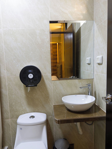 Bathroom 5, Hotel D'Angeles, Paita