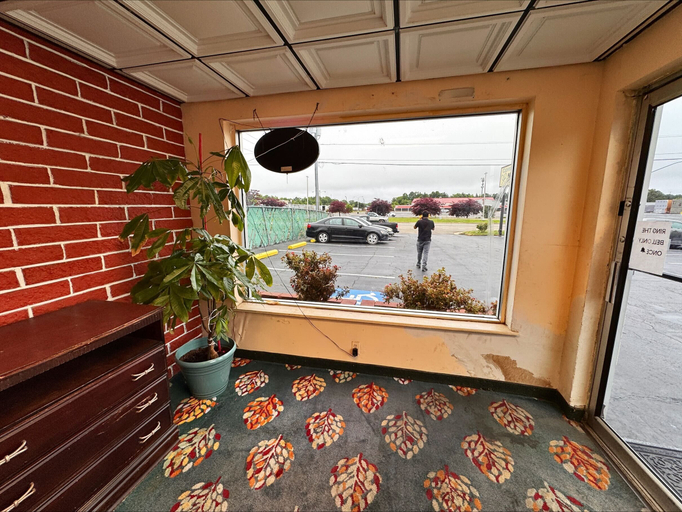 Public Area 3, Cloverleaf Motel Richmond Near Turnpike, Richmond