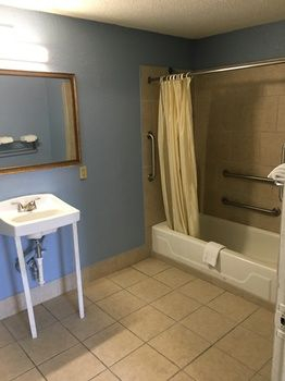 Bathroom 5, Cumberland Inn near downtown, Davidson