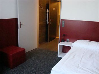 Others 4, Hotel Bleichibeiz, Hinwil