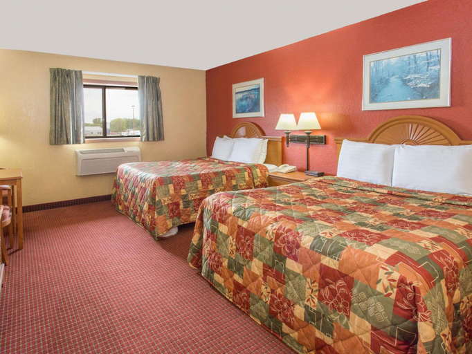 Bedroom 2, Days Inn by Wyndham Sheboygan/The Falls, Sheboygan