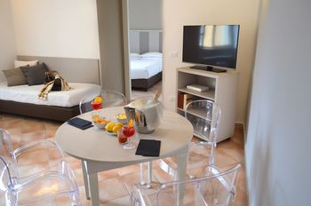 Others 4, Hotel Gajeta, Latina