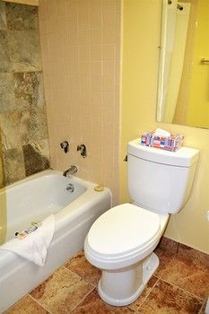 Bathroom, Travelodge Hurley, Iron