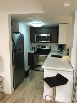 Private Kitchen 5, BEST DEAL! 2BR Modern Beachfront Ocean Drive WiFi, Miami-Dade