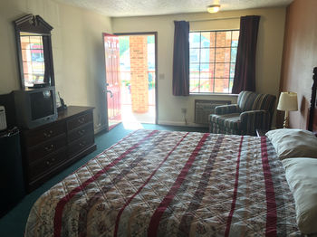 Bedroom 5, Americas Inn, Nelson