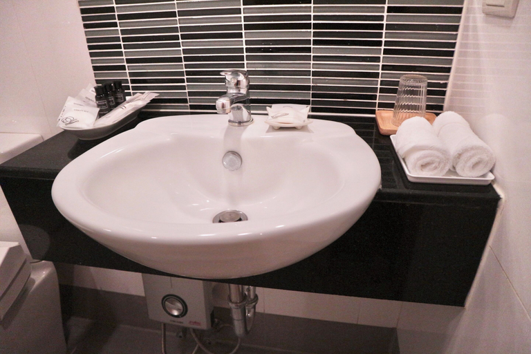Bathroom 5, Icon Narindra Suites Hotel, Wattana