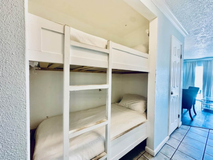 Room 4, Sandy Seawall Escape Resort, Galveston