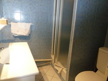 Bathroom 4, Hotel Restaurant Le Commerce, Bouches-du-Rhône