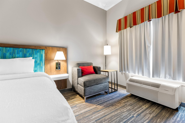 Bedroom 3, Hampton Inn Guntersville, Marshall