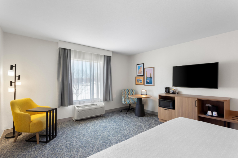 Bedroom 3, Hampton Inn & Suites Chicago Deer Park, Cook